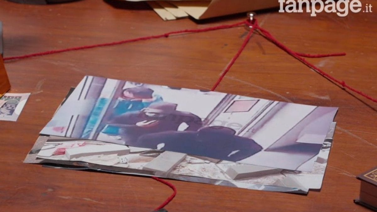 L’ingresso dei tre uomini in banca a Napoli.