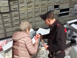 Sciacalli sfruttano la rapina in banca a Napoli per truffare gli anziani: si fingono carabinieri per rubare l’oro