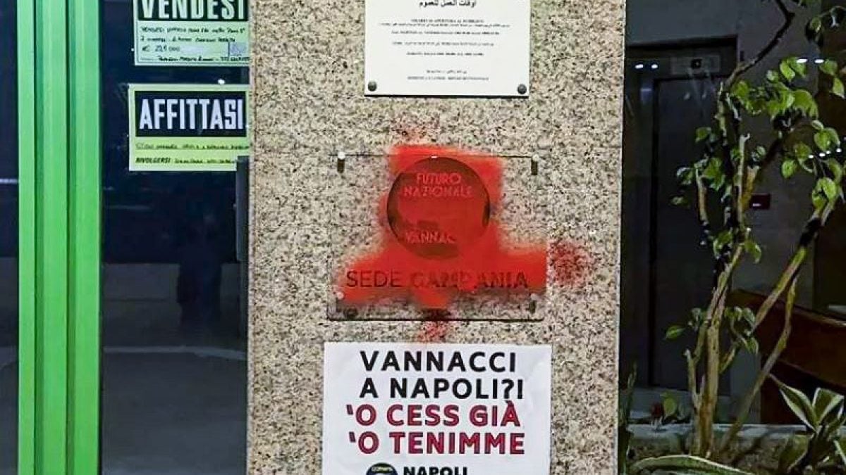 La targa vandalizzata