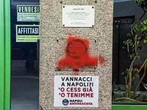 Napoli, vandalizzata la targa di Futuro Nazionale nel giorno dell’inaugurazione con Vannacci