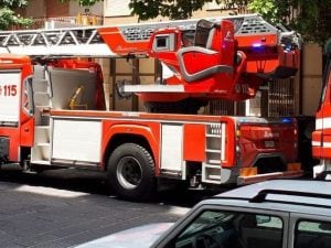 Incendio a Napoli, a fuoco l’Agenzia delle Entrate di piazza Matteotti: arriva l’elicottero