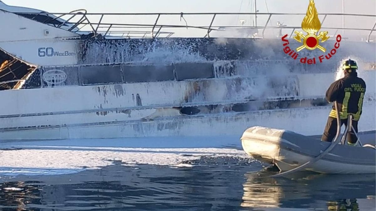 Le operazioni di spegnimento dell’incendio sullo yacht