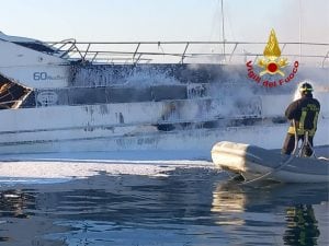 Yacht distrutto da incendio al porto Marina d’Arechi di Salerno