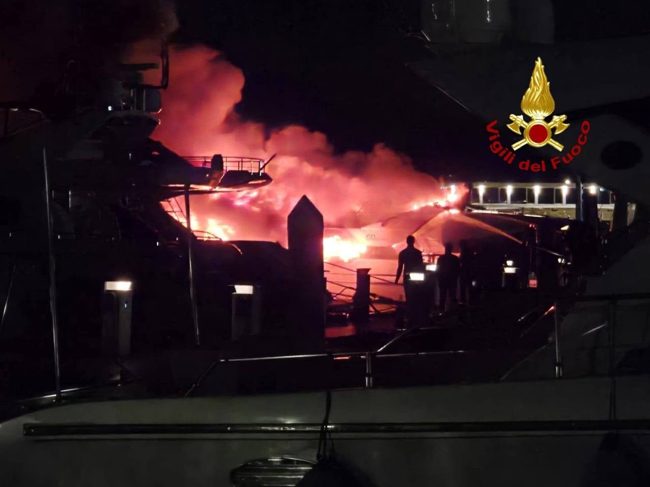 Le fiamme che nella notte hanno avvolto lo scafo nel porto di Salerno