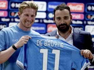 Il Calcio Napoli raccoglie 32mila euro per il Teatro Sannazaro con l’asta delle maglie firmate da De Bruyne
