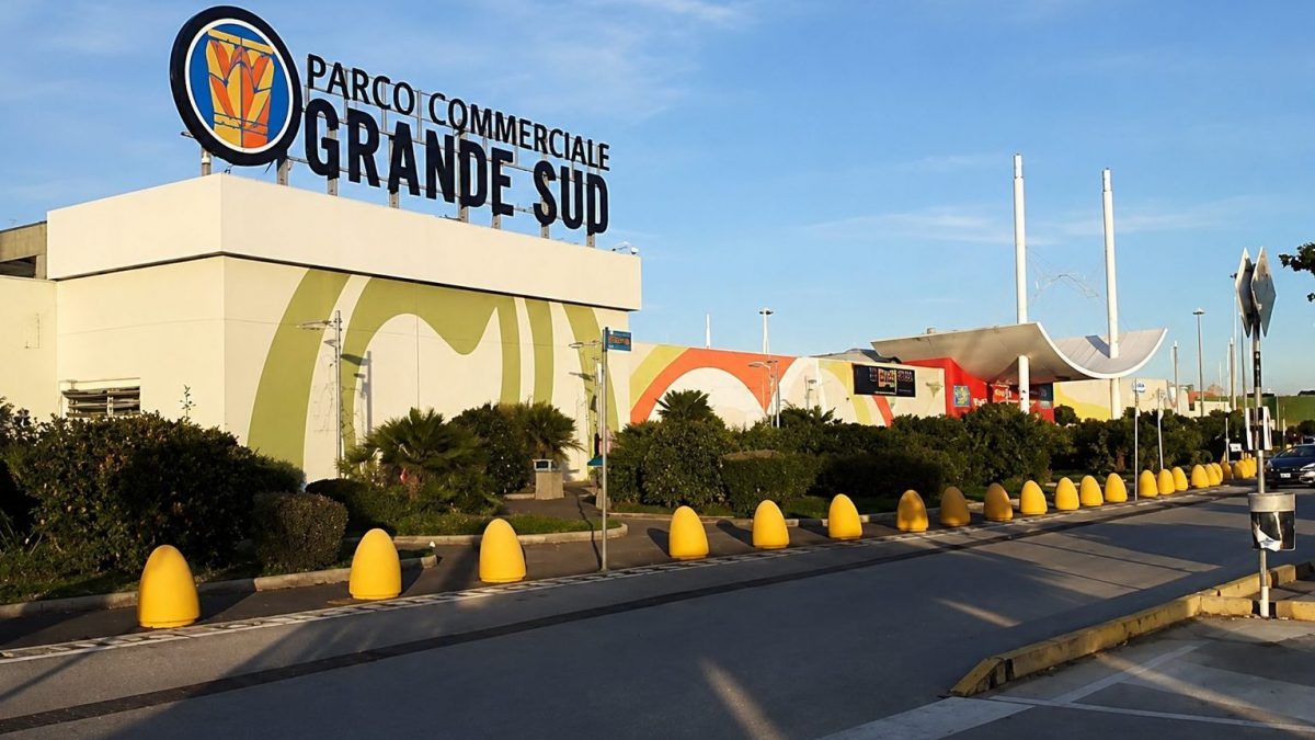 L’esterno del centro commerciale Grande Sud di Giugliano