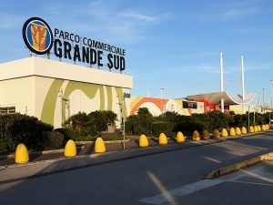 Investito e schiacciato da tir, muore a 31 anni vicino al centro commerciale Grande Sud: incidente a Giugliano