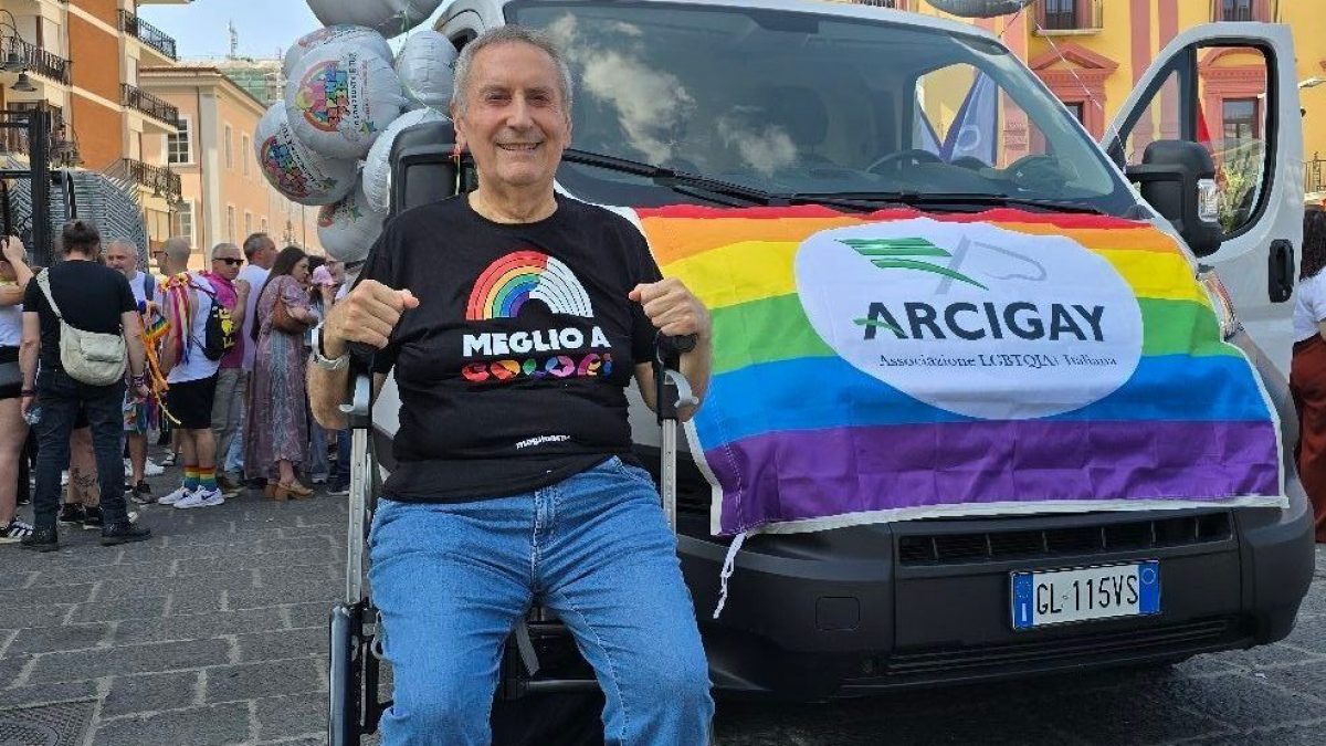 Franco Grillini durante il Pride di Avellino nel 2025