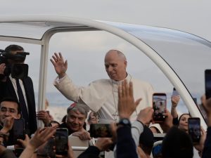 Un uomo è stato arrestato con un coltello nascosto addosso mentre Papa Leone visitava Napoli