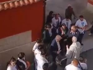 Lite tra candidati sindaco durante la processione a Trentola Ducenta: il parroco interviene per riportare la calma