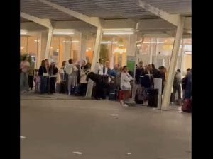 Centinaia di persone in coda fuori l’aeroporto di Capodichino: non c’è nemmeno un taxi o un Alibus