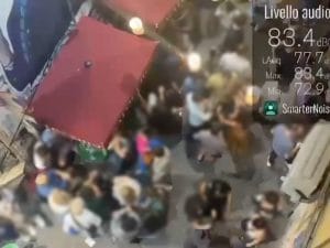 Movida Napoli, superati gli 83 decibel in piena notte in Vico Quercia e via Cisterna dell’Olio
