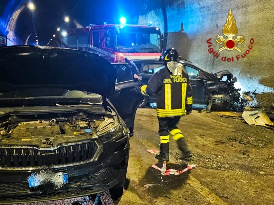 Vigili del fuoco al lavoro nella Galleria del Monte Pergola di Solofra per rimuovere le auto incidentate