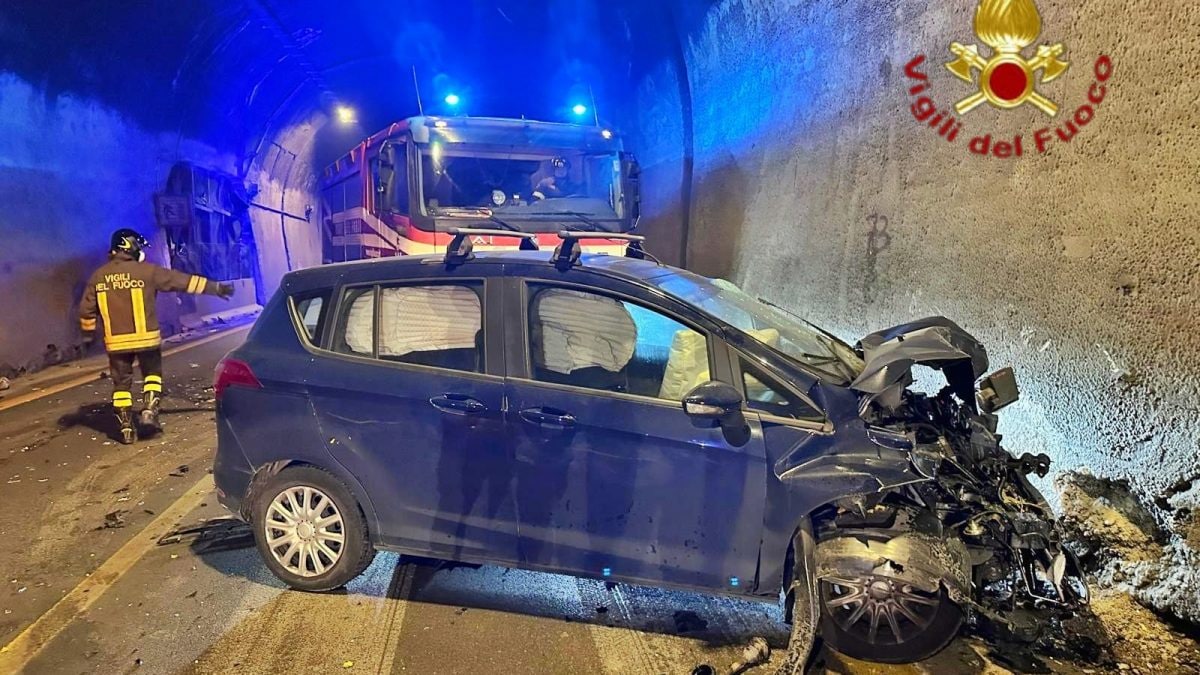 Una delle automobili coinvolte nell’incidente