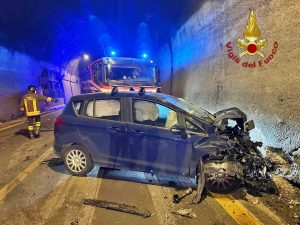 Raccordo Avellino-Salerno, maxi incidente nella galleria di Solofra: tre auto distrutte