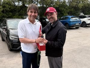 Un corno portafortuna per Antonio Conte, lui scherza: “Dovevi portarmelo prima..”