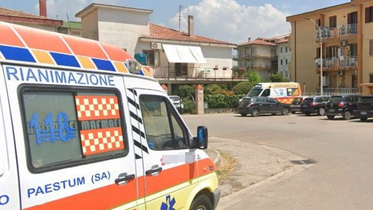 Le due ambulanze con la stessa targa a Capaccio–Paestum