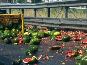 Camion perde le angurie in autostrada, traffico e code sulla A2 Salerno-Reggio per evitare i cocomeri