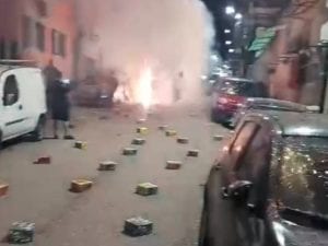 Mezz’ora di botti e bombe carta a Bagnoli per una Prima Comunione, strade bloccate e auto danneggiate