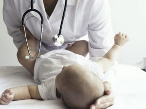 Bimbo di 8 mesi ingoia una pallina e rischia di soffocare, salvato da ambulanza di passaggio a Sarno