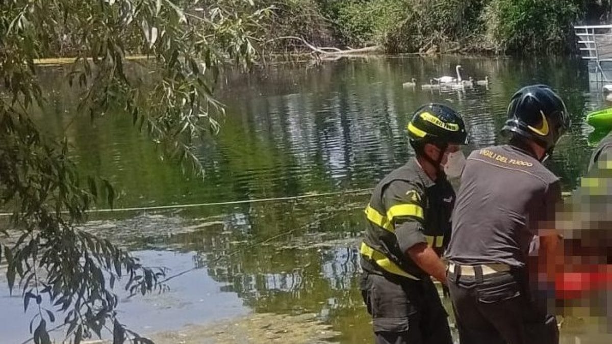Le operazioni di recupero del corpo a Castel Volturno (Caserta)