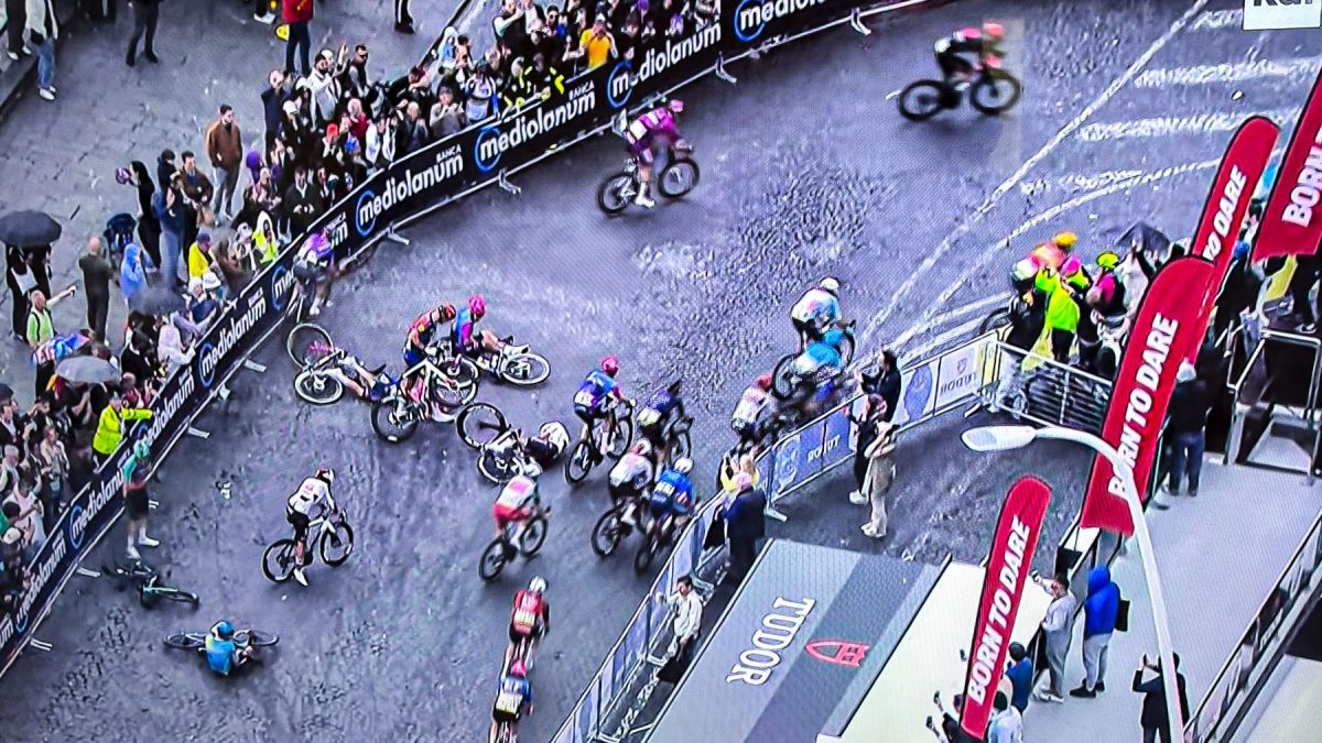 La caduta dei ciclisti in via Cesario Console