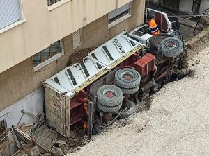 Tir precipita a Pozzuoli in un condominio, si ribalta e distrugge una palestra: camionista ferito in ospedale