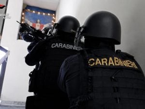Arzano, blitz della Dda Napoli: 17 arresti per clan e omicidio Coppola, estorsioni usate per “mesata” ai detenuti affiliati
