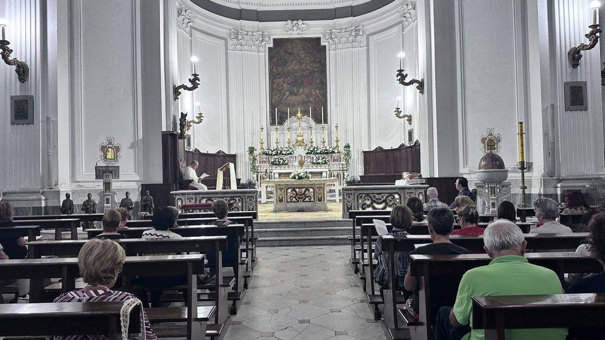 La chiesa di San Benedetto Abate a Casoria, dove oggi si svolgeranno i funerali del 16enne (foto di repertorio)