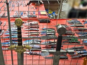 Lame in vendita al Comicon Napoli, protestano i genitori della Rete Sicurezza: “Basta, non sono gadget”