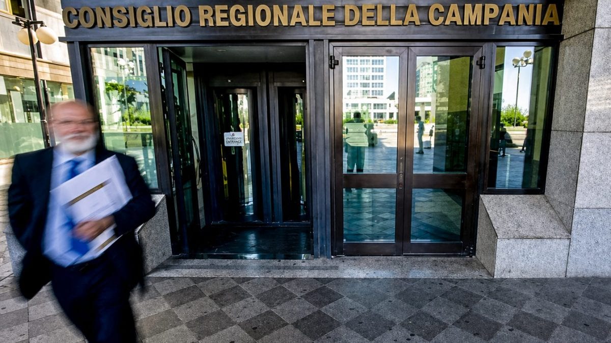 L'ingresso del Consiglio regionale della Campania al Centro Direzionale di Napoli