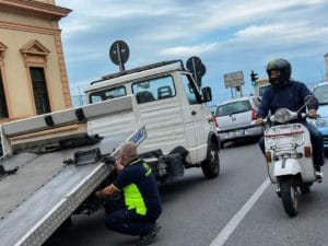 Giro d’Italia a Napoli, 10 carrattrezzi per rimuovere le auto in divieto al Corso Vittorio Emanuele