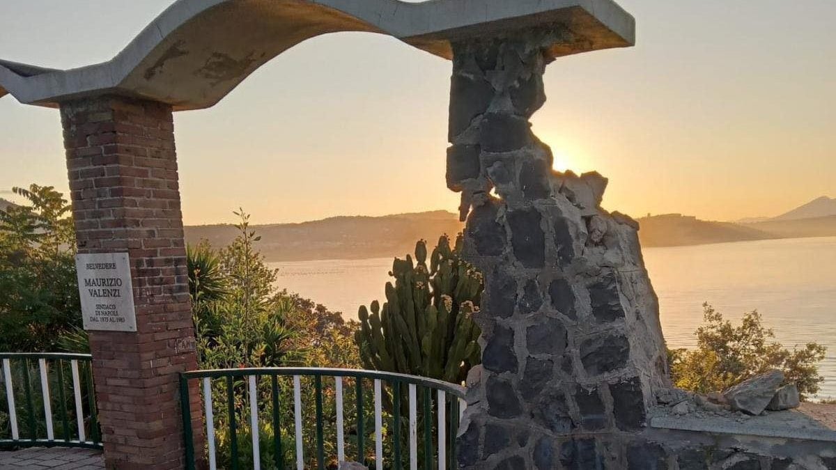 Il crollo al Belvedere Valenzi di Bacoli (Foto: Josi Gerardo Della Ragione, sindaco di Bacoli)