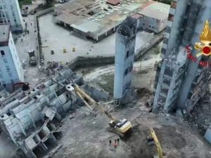 Crolla la Vela Rossa di Scampia durante la demolizione