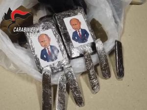 La “droga Putin” in vendita a Napoli: sequestrati pacchetti con l’effige dello “zar”