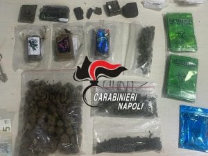 Al Rione Traiano lo spacciatore investe sul marketing: bustine “alla moda” per attirare i clienti