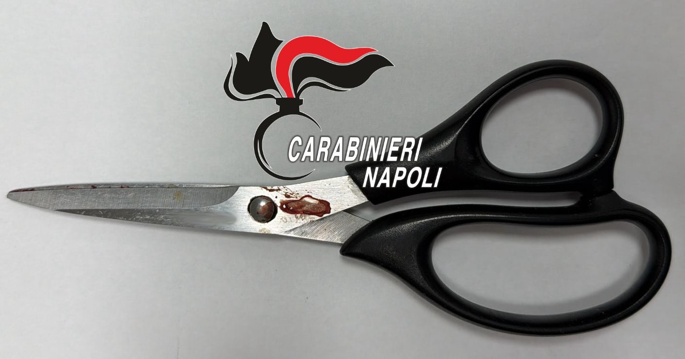 Le forbici usate nell’aggressione e sequestrate dai carabinieri