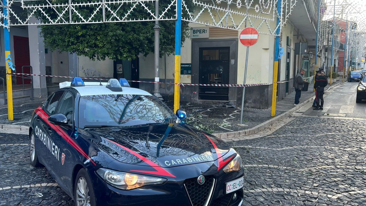 La banca derubata a Frattaminore (Napoli)