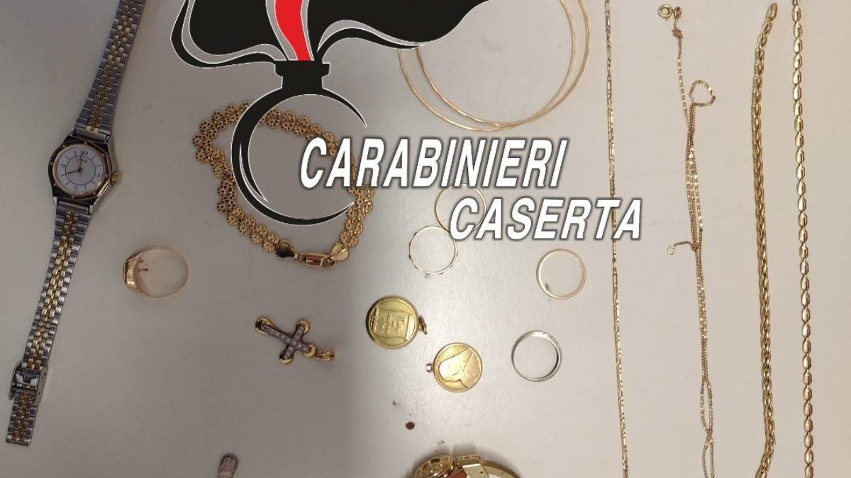 I gioielli sottratti dai truffatori all’anziana
