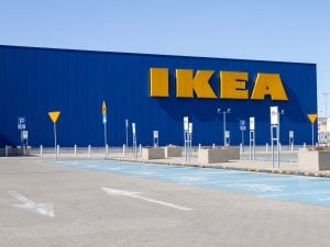 Atti osceni tra uomini vicino all’Ikea di Afragola, l’inchiesta: “Trasformato in luogo di incontri, partner adescati con gli sguardi”. Altre 2 denunce