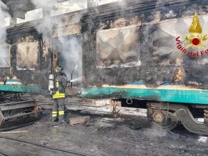 Vagone di treno si incendia a Marcianise (Caserta): era in fase di smontaggio, bruciato in poche ore