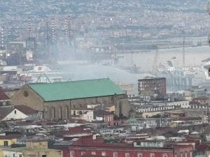 Incendio della nave a Napoli, il Comune: “Rischio particelle irritanti, chiudere finestre e condizionatori”