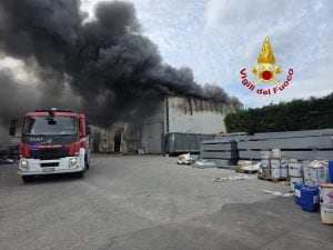 Incendio in un capannone nel Salernitano, grossa nube nera sulla città. Il sindaco: “Chiudete porte e finestre”