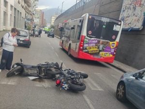 Scontro tra moto a Salerno, c’è un ferito in ospedale: incidente stradale in via Torrione
