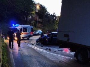 Scontro furgone-auto tra Campagna e Serre, 5 feriti in ospedale: incidente sulla strada provinciale