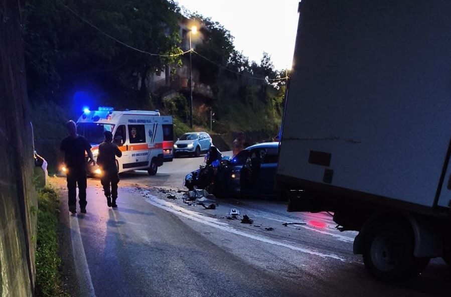 Scontro furgone-auto tra Campagna e Serre, 5 feriti in ospedale ...