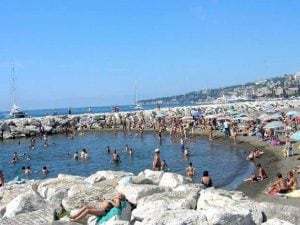 Ruba smartphone ai turisti che fanno il bagno a Lido Mappatella, bloccato tra la folla dalla Polizia Locale
