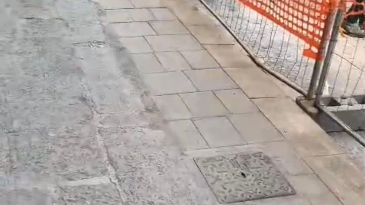 Il nuovo marciapiedi di via Mezzocannone a Napoli