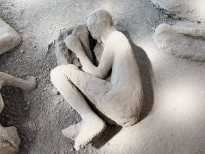 Scavi di Pompei, scoperta l’identità di una vittima dell’eruzione: era un medico, scappava insieme ai suoi strumenti