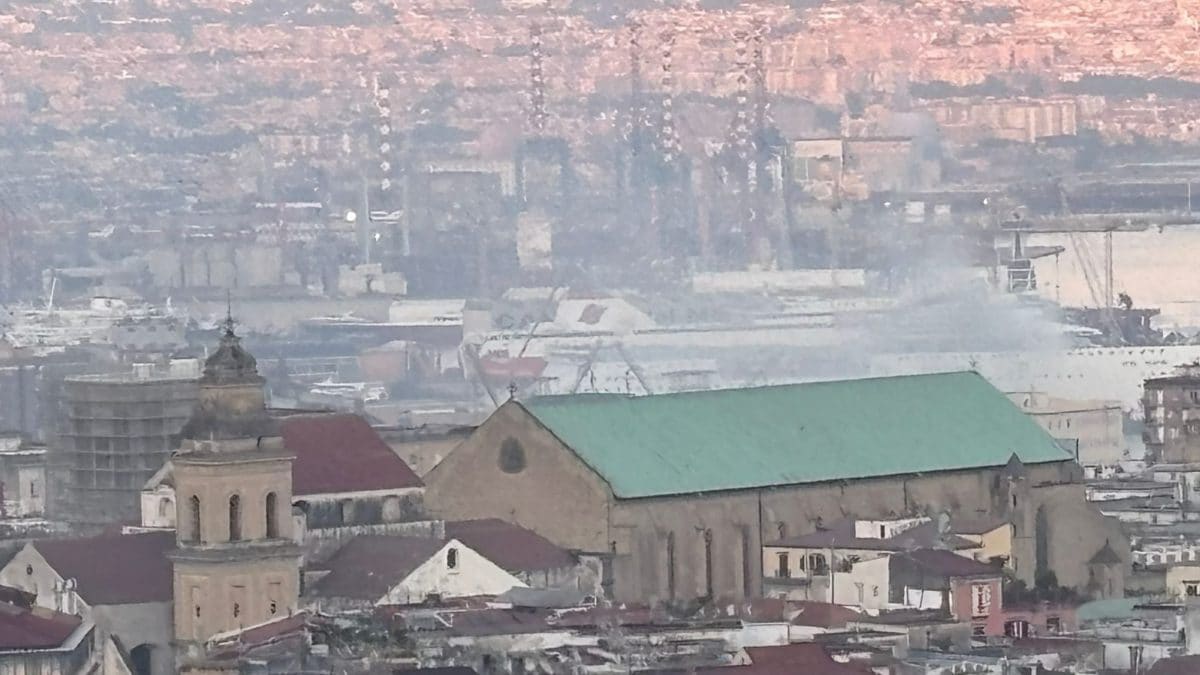 La nuvola di fumo al porto di Napoli / Fanpage.it